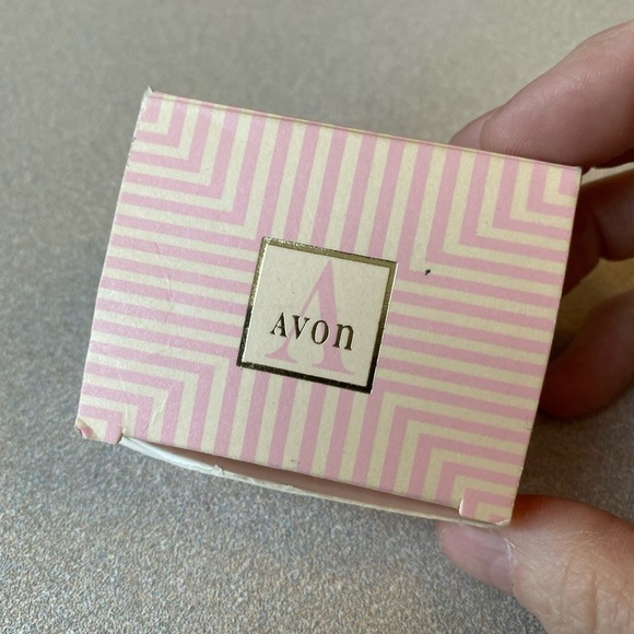 New in box Avon 1993 Breast Cancer Awareness Rose Enamel Pin - Picture 2 of 6